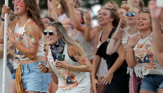 学生 cheer during FSL bid day